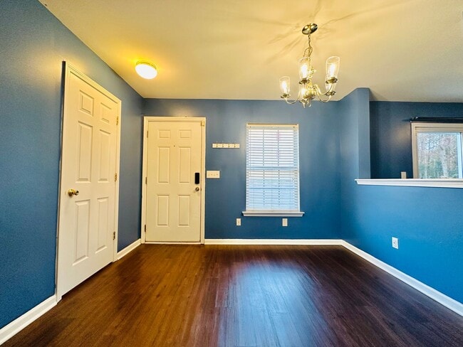 Building Photo - End-Unit 3BR Townhome Minutes to NCSU, Downtown & Crossroads