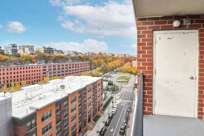 Building Photo - 700 1st St