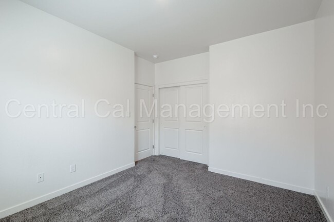 Building Photo - 4 bedroom 2 bath  Home in the Desired Sout...