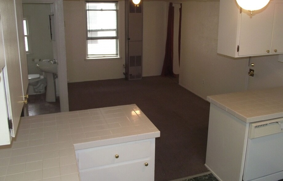 Building Photo - 403 E Saratoga St