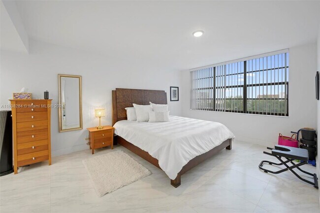 Building Photo - 1401 N Riverside Dr