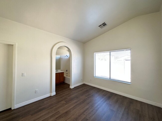 Building Photo - Decatur & Blue Diamond