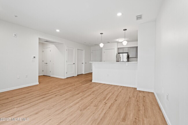 Building Photo - 165 Pavilion Ave