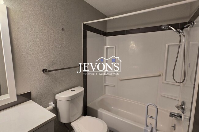 Building Photo - Move-in Special: $500 Off Your First Month's Rent