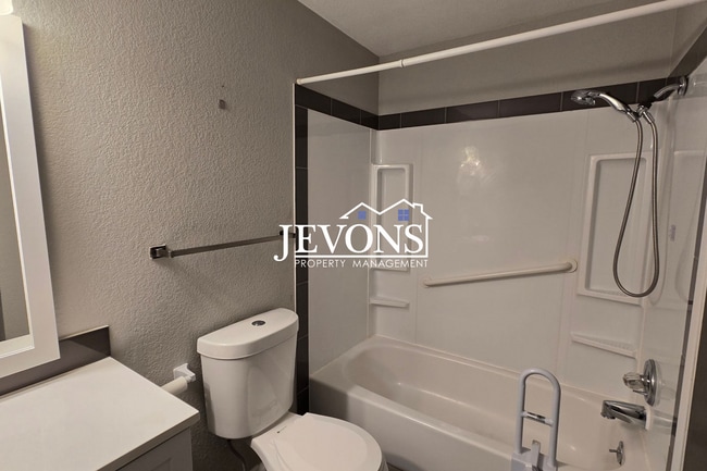 Building Photo - Spacious 3BD/2BA Yakima Home w/ Fireplace, Fenced Yard & 2-Car Garage – $500 Move-In Special