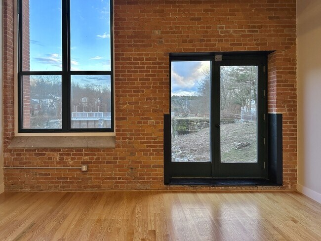 Building Photo - 1665 Main St