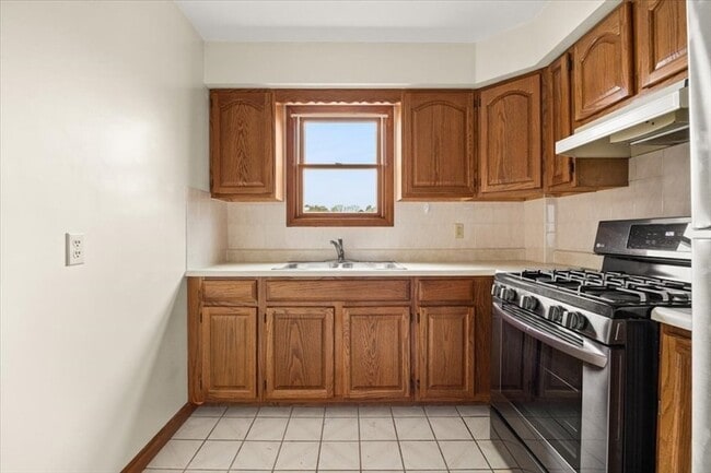Building Photo - 576 Slade St