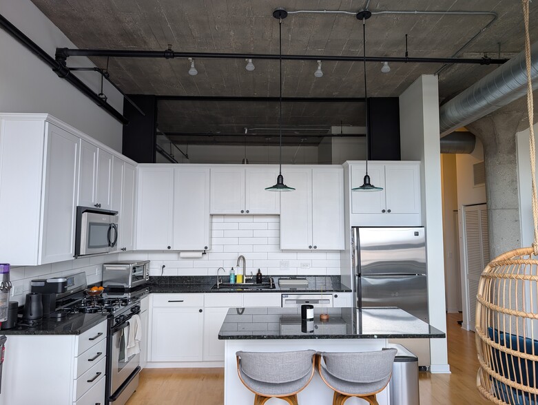 Building Photo - 3963 W Belmont Ave