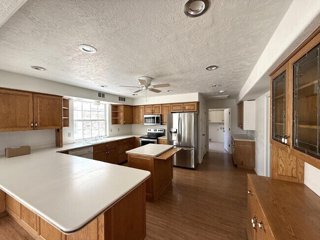 Building Photo - AVAILABLE AUGUST 4TH- RENT - 5 BDRM - 5 1/2 BATH - VIEWS VIEWS VIEWS