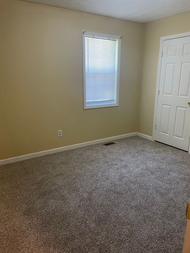 Building Photo - 3 Bedroom, 2.5 Bath Townhome in Lenlock
