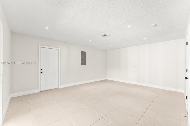 Building Photo - 18055 Sycamore Dr W