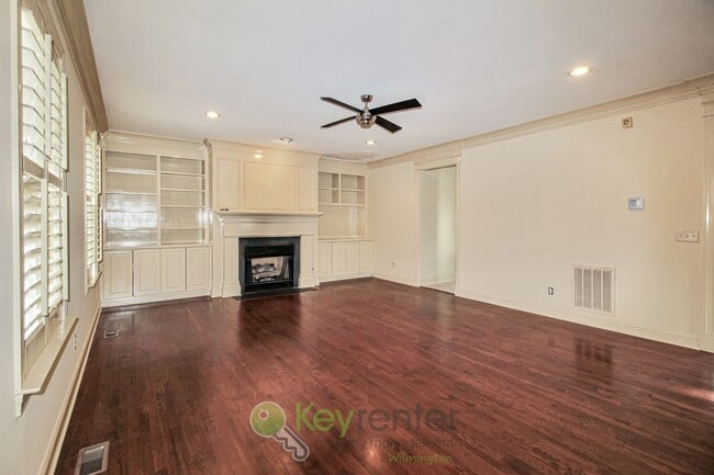 Building Photo - $750 Off 1st Month's Rent! Spacious Three-Story Home - 3 Br/3.5 Bath, Pet-Friendly. In Downtown W...