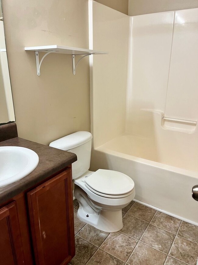 Building Photo - 3BR 3BTH Townhome with Screened patio and ...