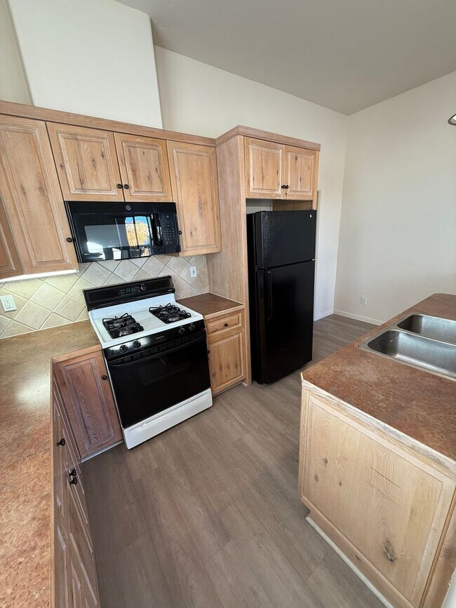 Building Photo - 1903 Coyote Ridge Dr