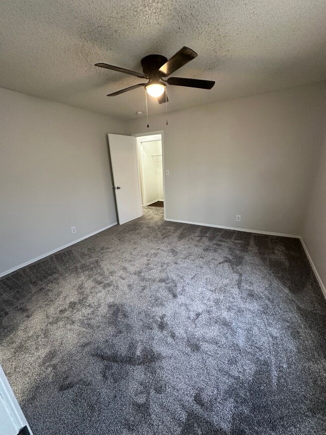 Building Photo - 3 bed 2 bath