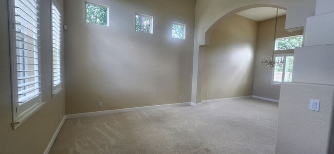 Building Photo - 5 Bedroom Home Behind the Gate of Wisteria Place