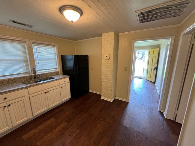 Building Photo - Updated 2/1 House in Old East Rome $995
