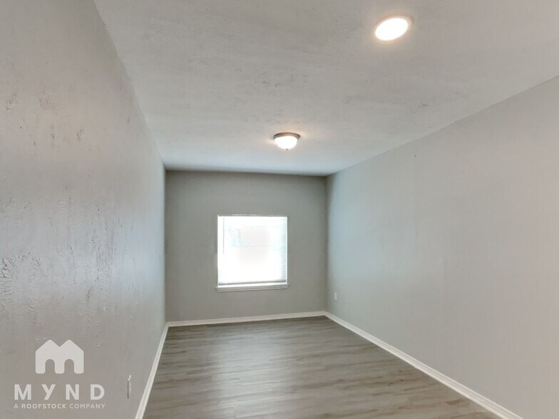 Building Photo - 904 Redbud St