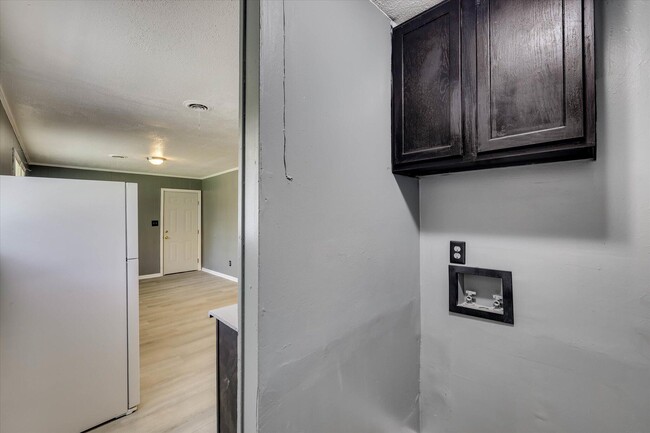 Building Photo - 2408 Southdale Dr