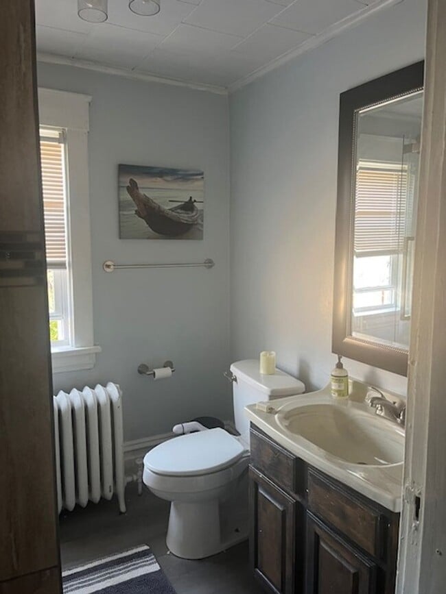 Building Photo - 121 E Scribner Ave