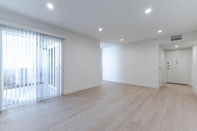 Building Photo - ? Spacious 2 Bed, 2 Bath in Prime Glendale...