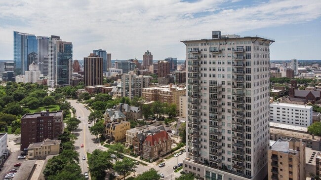 Building Photo - 1313 N Franklin Pl