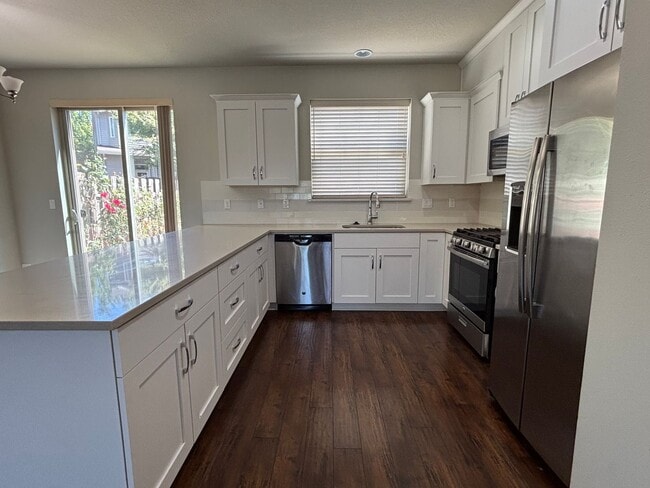 Building Photo - Modern Townhome Available in Wilsonville