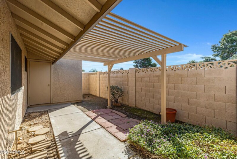 Building Photo - 17635 N Lindner Dr