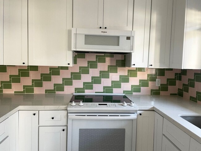 Building Photo - Remolded Mid-Town / South-West location wi...