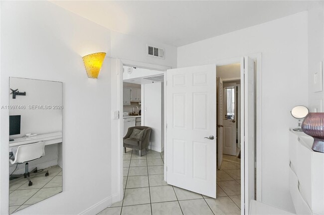 Building Photo - 100 Lincoln Rd