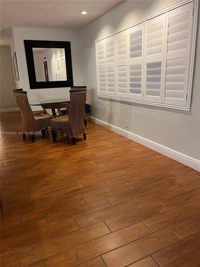 Building Photo - 1040 Lyons Park Dr