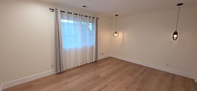 Building Photo - Steps from SJSU | 2 Master Suites | Gated + Parking |