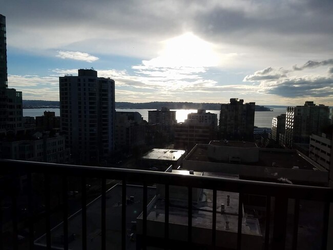 Building Photo - STRIKING Air Conditioned Loft Over Elliot Bay