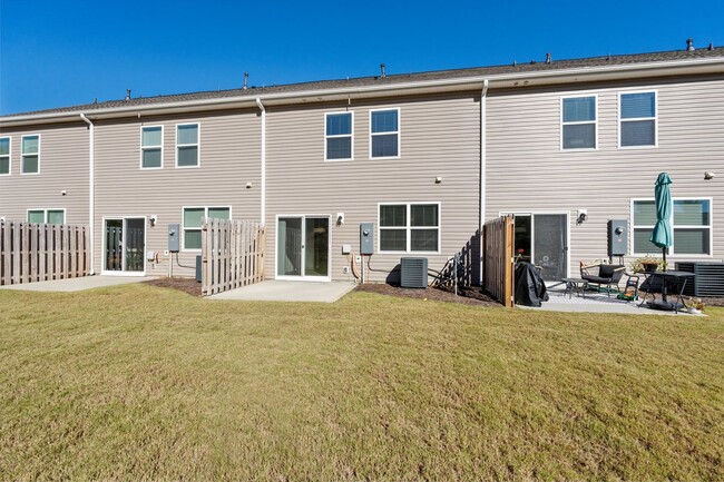 Building Photo - 3 BR, 2.5 BA Townhome, 6-12 month lease av...