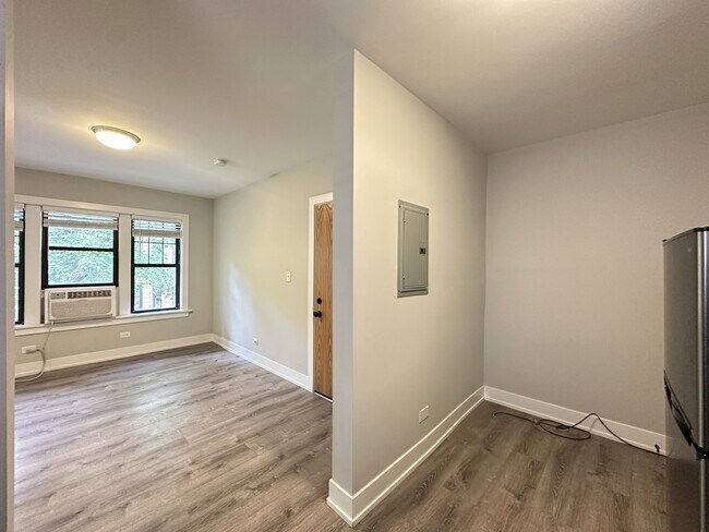 Building Photo - 436 W Belden Ave