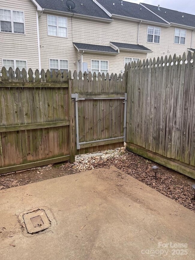 Building Photo - 2121 Lennox Square Rd