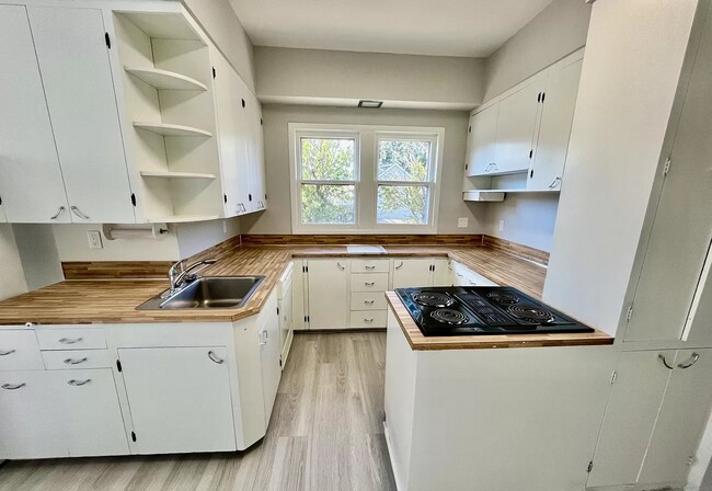 Kitchen - 5426 N Oberlin St