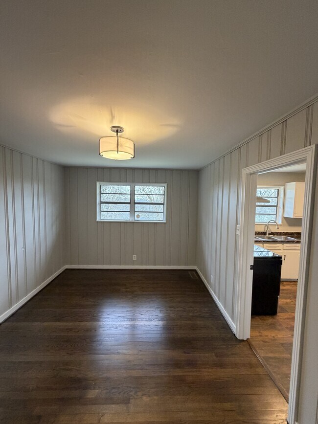 Building Photo - 853 Shades Crest Rd