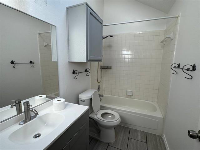 Building Photo - 942 Boxwood Dr