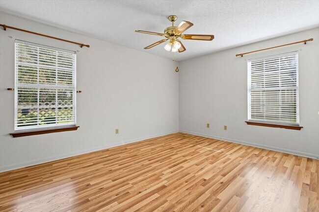 Building Photo - Charming Fairhope Home for Rent – Convenient Location & Great Outdoor Space!