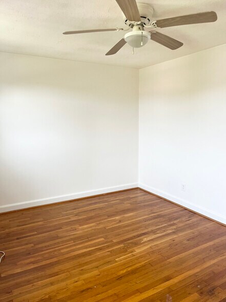 Building Photo - 906 Pine Heights Ave