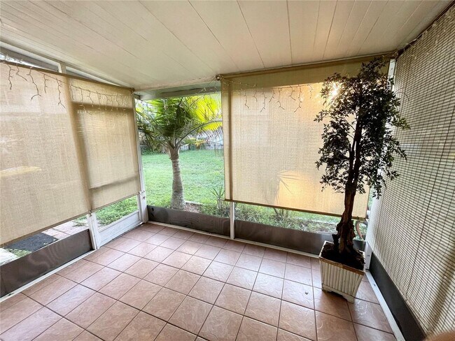 Building Photo - 4/2.5 Condo with beautifully updated kitchen, in Sarasota, location is Ideal!!