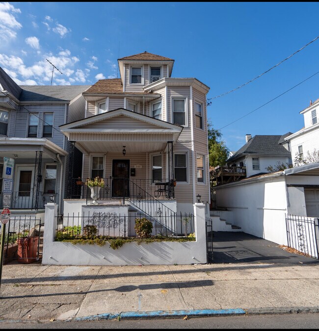 Primary Photo - 366 E 31st St
