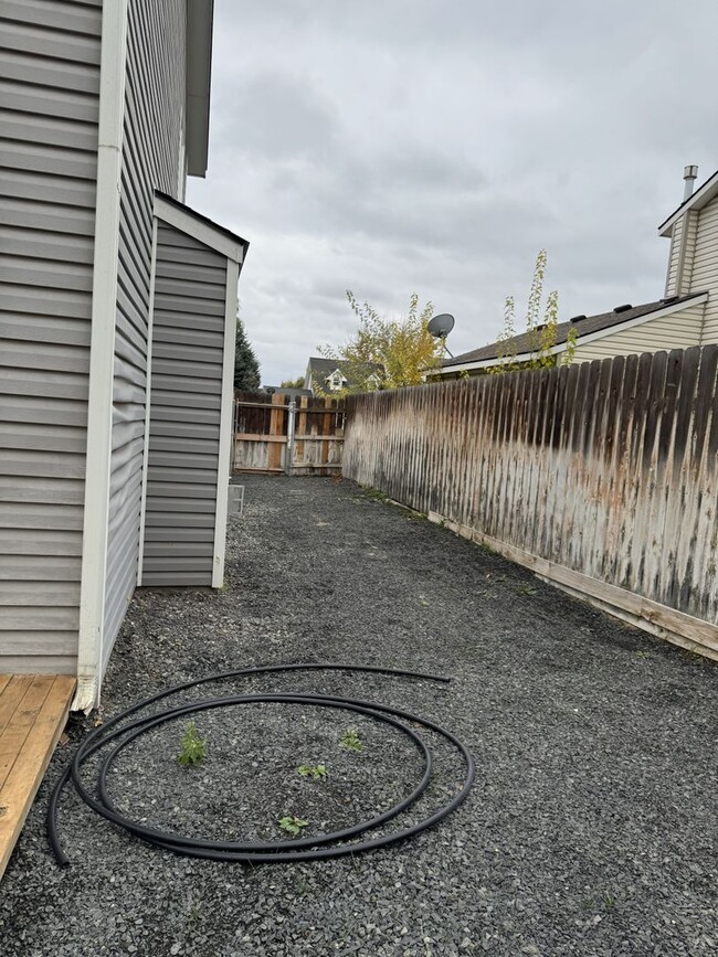 Building Photo - HARD TO FIND 4 BEDROOM