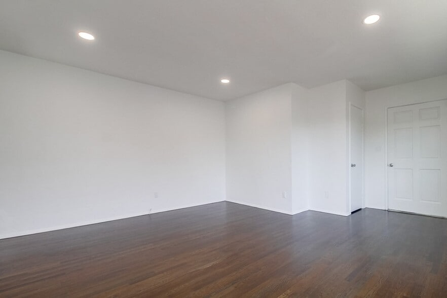 Includes dimmable recessed lights - 2646 Violet St