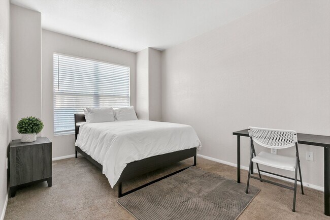 Building Photo - Fully Furnished/Great location 3 bedrooms 2  bath, community pool/gated in south summerlin area