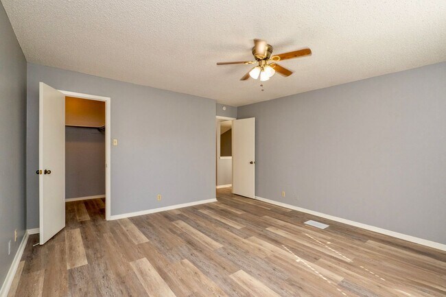 Building Photo - Fully Remodeled Townhome with Loft and Prime Location!