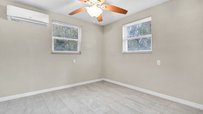 Building Photo - Newly Renovated 3BD/2BTH Apartment. All Ut...