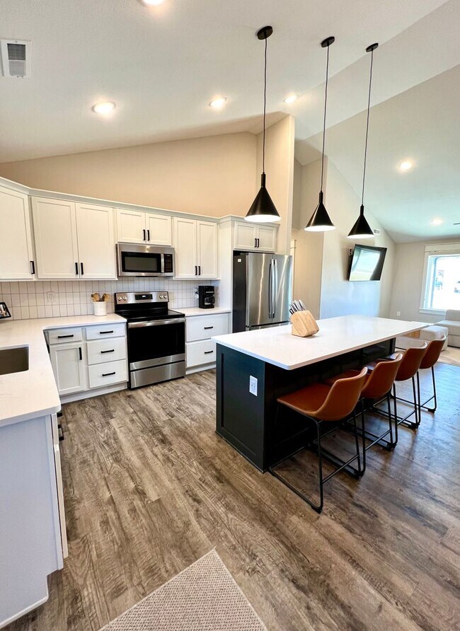 Building Photo - Modern Single-Family Home in Scenic Meadows Neighborhood