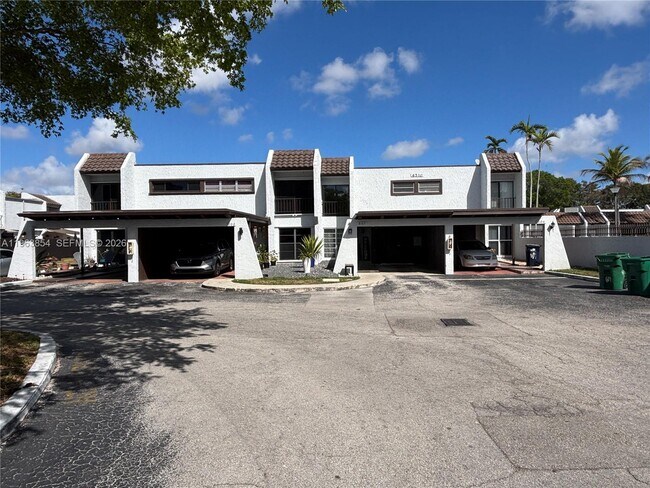 Building Photo - 6512 Kendale Lakes Dr